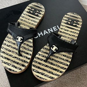 CHANEL Beach Flip Flops, sz 37, Rubber, Made in Italy, Black and Cream, V NICE!
